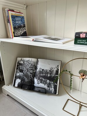 A bookshelf with books and a framed photograph. - Apartment overlooking the beautiful Brouwersgracht canal in Amsterdam centre (Amsterdam)