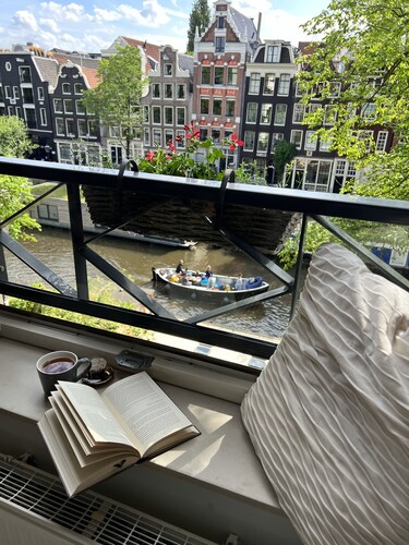 Apartment overlooking the beautiful Brouwersgracht canal in Amsterdam centre
