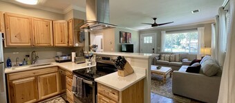Spanish Moss Cottage: pet friendly getaway on the beautiful Spanish Moss Trail!