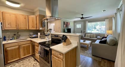 Spanish Moss Cottage: pet friendly getaway on the beautiful Spanish Moss Trail!