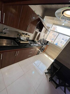 Kühlschrank, Ofen, Wasserkocher mit Kaffee-/Teezubehör, Wasserkocher