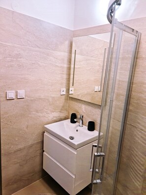 Haartrockner, Handtücher, Seife, Toilettenpapier