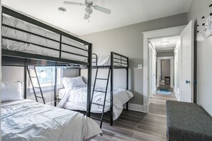 3 Schlafzimmer, Schreibtisch, Bügeleisen/Bügelbrett, kostenloses WLAN