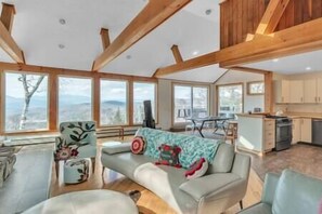 Smart TV, chimenea, videojuegos y futbolito 