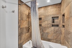 Ducha, secador de pelo, toallas, jabón