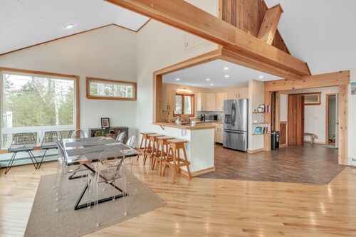 Beautiful 4 bedroom Chalet on a ski hill