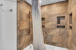 Regadera, secadora de cabello, toallas, jabón 