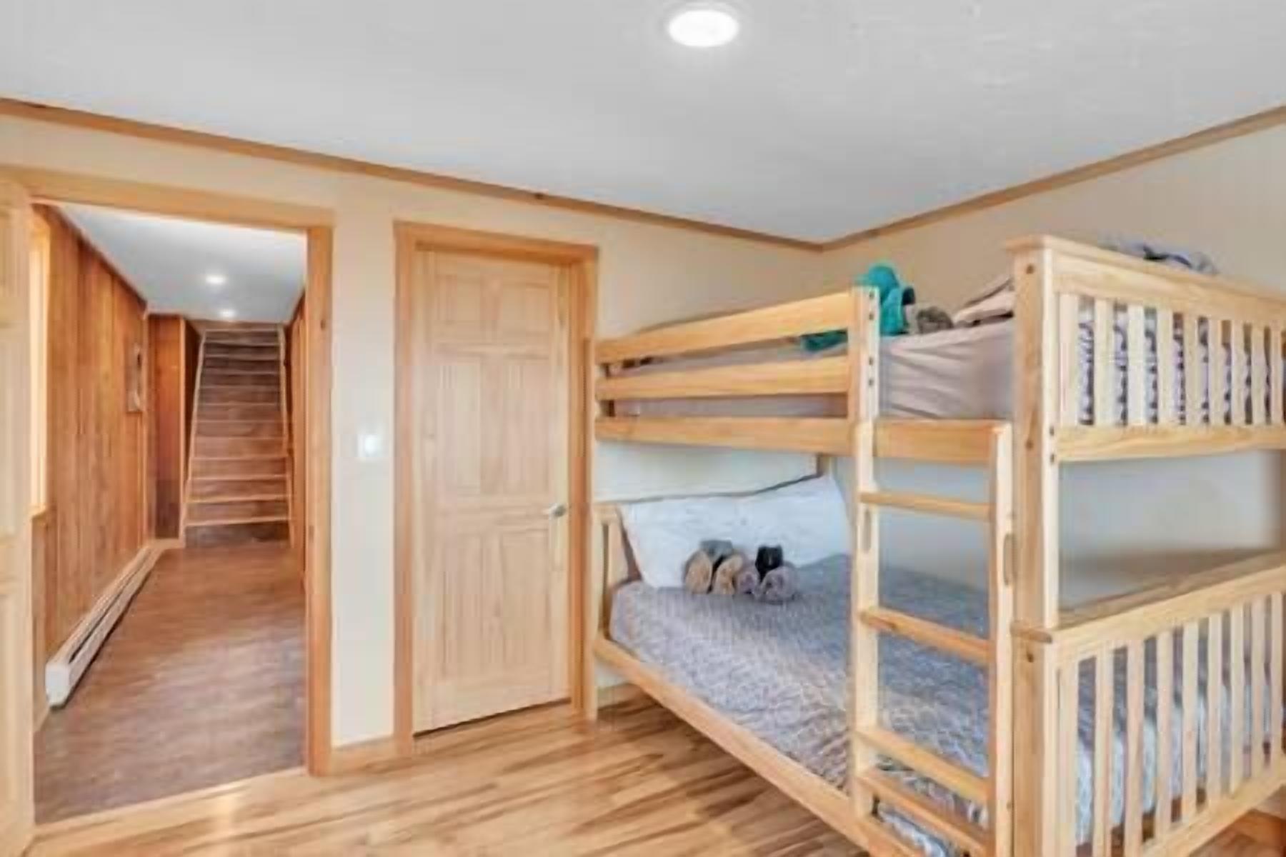 4 bedrooms, iron/ironing board, free WiFi, bed sheets