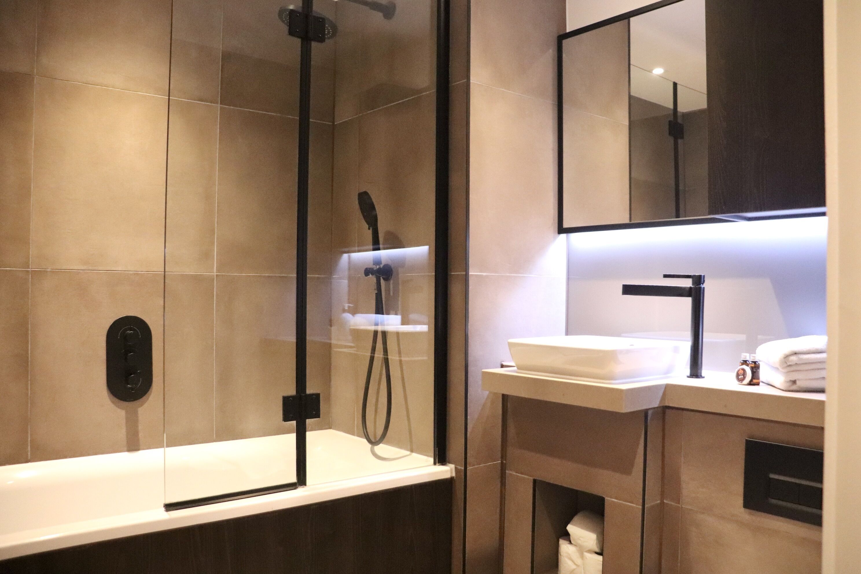Combined shower/bathtub, hair dryer, towels