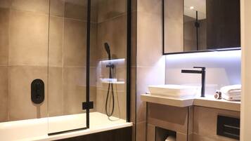 Combined shower/bathtub, hair dryer, towels