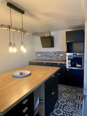Frigorifero, forno, piano cottura, lavastoviglie