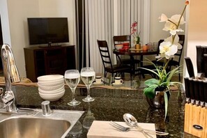Dining - Amazing location Walk to the Promenade and the Beach (Santa Monica)