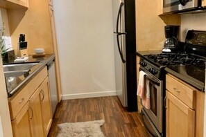 Private kitchen - Amazing location Walk to the Promenade and the Beach (Santa Monica)