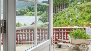 Een balkon met uitzicht op een meer en bergen.