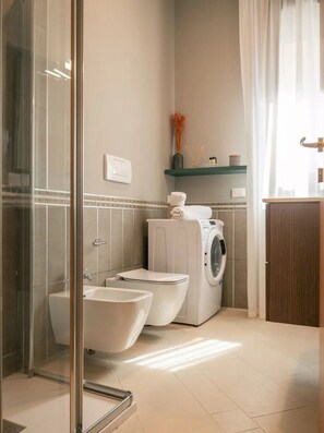 Dusche, Haartrockner, Bidet, Handtücher