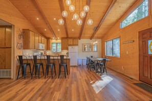 Basic Cabin | In-room dining - Mellow Moonridge (Big Bear City)