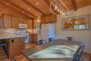 Basic Cabin | Private kitchen - Mellow Moonridge (Big Bear City)