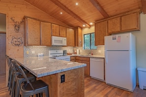 Basic Cabin | Private kitchen - Mellow Moonridge (Big Bear City)