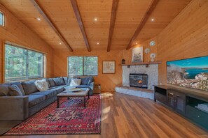 Basic Cabin | Living area - Mellow Moonridge (Big Bear City)