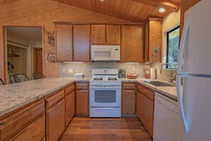 Basic Cabin | Private kitchen - Mellow Moonridge (Big Bear City)