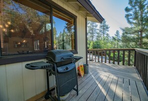 BBQ/picnic area - Mellow Moonridge (Big Bear City)