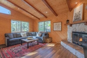 Basic Cabin | Living area - Mellow Moonridge (Big Bear City)