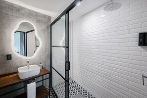 Dusche, Haartrockner, Handtücher