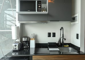 Kjøleskap, mikrobølgeovn, kokeplater og kaffetrakter/tekoker