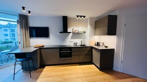 Fridge, microwave, oven, stovetop - Ready-to-live-in design apartment next to Beethovenhalle with underground parking space (Bonn)