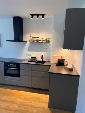 Fridge, microwave, oven, stovetop - Ready-to-live-in design apartment next to Beethovenhalle with underground parking space (Bonn)