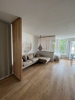 Living area - Ready-to-live-in design apartment next to Beethovenhalle with underground parking space (Bonn)