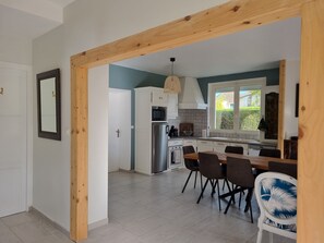 Kylskåp, mikrovågsugn, ugn och spishäll