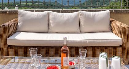 Beautiful Provencal Bastide - panoramic view of the Luberon - heated pool