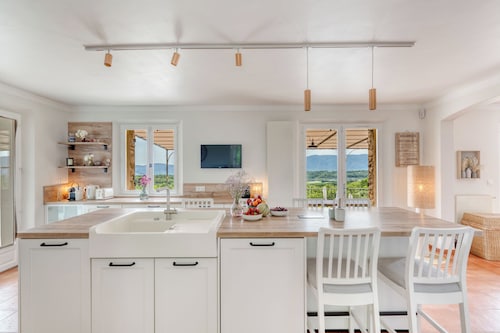 MAGNIFiQUE BASTIDE 5*- vue panoramique Luberon, Piscine chauffée, Boulodrome