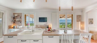 Beautiful Provencal Bastide - panoramic view of the Luberon - heated pool