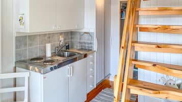 Geladeira, cooktop, cafeteira/chaleira