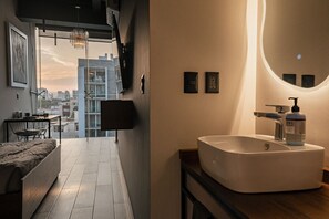 1 bedroom, desk, iron/ironing board, free WiFi