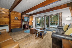 Basic Cabin | Living area