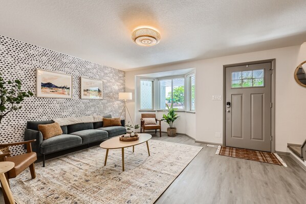 Smart-TV, Tischfußball, Bücher