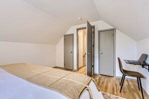 5 Schlafzimmer, Schreibtisch, Bügeleisen/Bügelbrett, Reisekinderbett