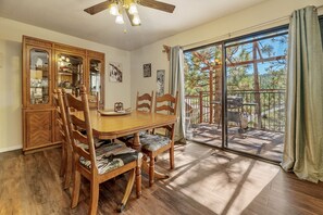 Basic Cabin | Dining room