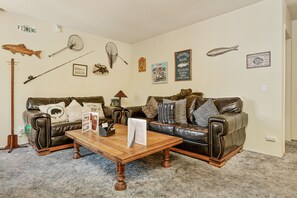 Living area - Bear Creek Inn (Big Bear Lake)
