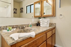 Basic Cabin | Bathroom