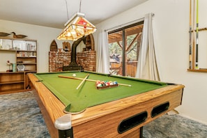 Basic Cabin | Living area - Bear Creek Inn (Big Bear Lake)