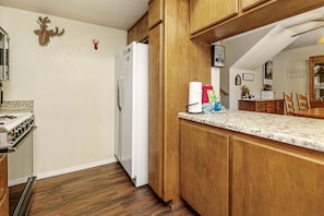 Basic Cabin | Private kitchen - Bear Creek Inn (Big Bear Lake)
