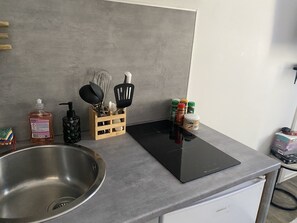 Fridge, microwave, dishwasher, coffee/tea maker