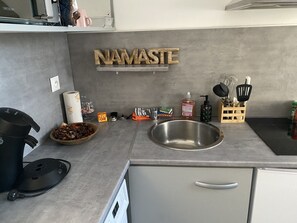 Jääkaappi, mikroaaltouuni, kahvin-/teenkeitin, leivänpaahdin