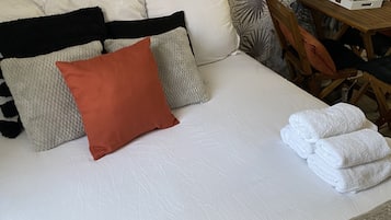 Een strijkplank/strijkijzer, reisbedje, internet, beddengoed