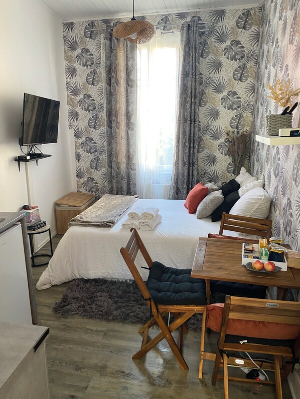 Silitysrauta/-lauta, vauvan matkasänky, internet, vuodevaatteet