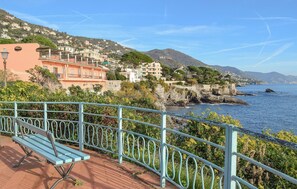 A coastal town with a stone wall, a bench, and a view of the sea. - 1 bedroom nice apartment in Arenzano (Arenzano)